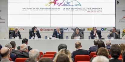 José Luis Curbelo, presidente de Cofides; Jolita Butkeviciene, directora para América Latina en la Comisión Europea; José Antonio Vega, director adjunto de Cinco Días; María Shaw-Barragán, directora de Socios Globales del BEI; Bruno Wenn, presidente de la Asociación de Instituciones Financieras de Desarrollo (EDFI) y José Antonio Alonso, miembro del grupo de sabios para una nueva arquitectura de la financiación al desarrollo.