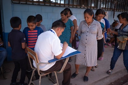 Un maestro de escuela hace una lista de los residentes que huyeron de Amatenango, México, debido a la violencia de los cárteles, y cruzaron la frontera hacia Ampliación Nueva Reforma, Huehuetenango, Guatemala, 