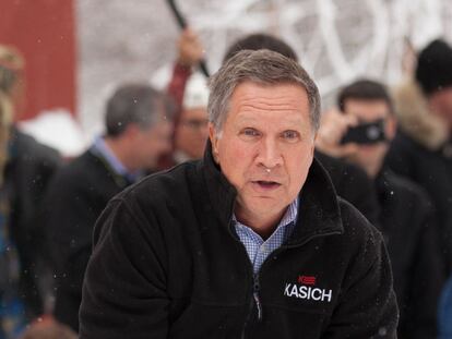 El gobernador de Ohio John Kasich, tras lun mitin el viernes en Hollis (New Hampshire).