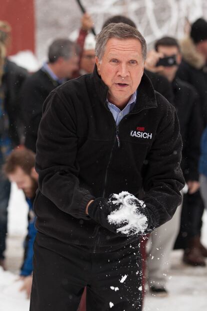 El gobernador de Ohio John Kasich, tras lun mitin el viernes en Hollis (New Hampshire).