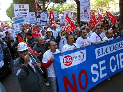 Miles de personas durante una manifestaci&oacute;n por las calles del centro de Puertollano &quot;en defensa de Elcogas y por la reindustrializaci&oacute;n de la comarca&quot;. EFE