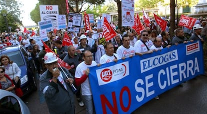 Miles de personas durante una manifestaci&oacute;n por las calles del centro de Puertollano &quot;en defensa de Elcogas y por la reindustrializaci&oacute;n de la comarca&quot;. EFE