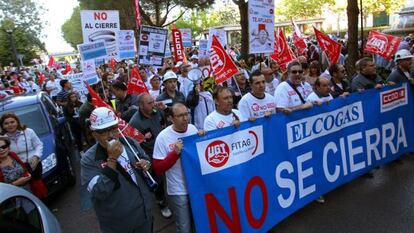 Miles de personas durante una manifestaci&oacute;n por las calles del centro de Puertollano &quot;en defensa de Elcogas y por la reindustrializaci&oacute;n de la comarca&quot;. EFE