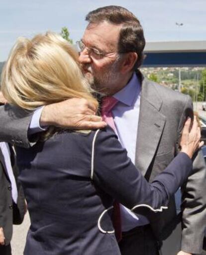 Rajoy abraza a la candidata a la alcaldía de Vigo, Corina Porro.