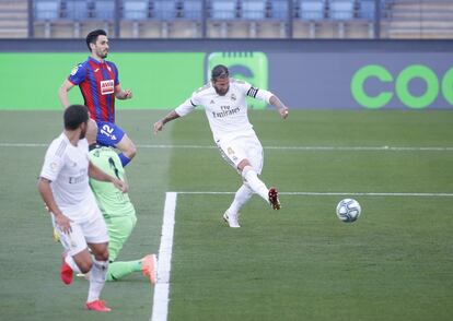  El defensa del Real Madrid Sergio Ramos (i) consigue el segundo gol de su equipo ante el Eibar en el partido de la jornada 28 de LaLiga que se disputa este domingo en el estadio Alfredo Di Stefano.