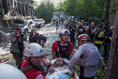Persona de emergencia trasladaba este martes a uno de los heridos en un bombardeo ruso sobre un edificio en Kiev, la capital ucrania.
