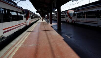 And&eacute;n ven la estaci&oacute;n de tren de Chamart&iacute;n (Madrid).