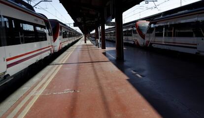 Andén ven la estación de tren de Chamartín (Madrid).