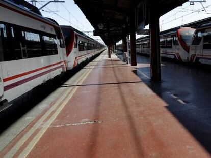 And&eacute;n ven la estaci&oacute;n de tren de Chamart&iacute;n (Madrid).