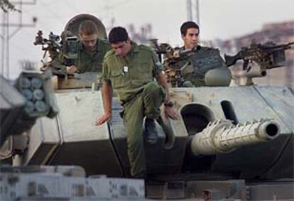 Varios soldados israelíes, sobre un tanque en un control a la entrada de Belén.