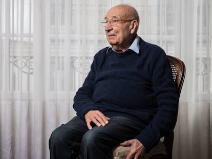 Raphaël Esrail, superviviente de Auschwitz, este sábado en su casa en París.