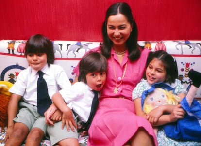 Isabel Preysler junto a sus hijos, Julio José, Enrique y Chaveli, en su casa de Madrid, el 25 de septiembre de 1979. Su rostro entonces reflejaba sus rasgos filipinos.