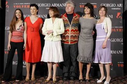 El director de <i>Volver</i>, Pedro Almodóvar, posa con las protagonistas de la película, en el cine Avenida de Madrid.