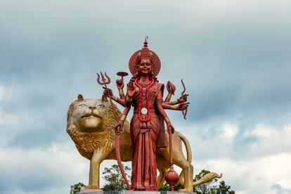 Una estatua de la diosa hindú Durga en Grand Bassin, también llamado lago Ganga Talao.