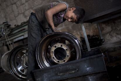 Rashid, de 10 años de edad, trabaja 10 horas al día en un taller mecánico para conseguir algo de dinero y ayudar a su familia.