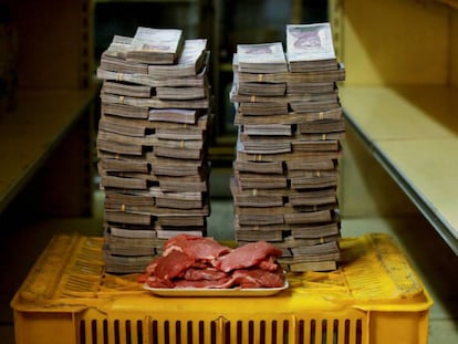 Un kilogramo de carne junto a 9.500.000 bolívares, su precio equivalente a 1,45 dólares en un mercado de Caracas.