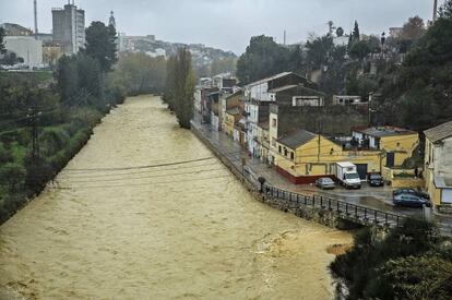 Vista del río Clariano a su paso por Ontinyent tras el fuerte temporal de lluvia y viento que afecta a la Comunidad Valenciana.