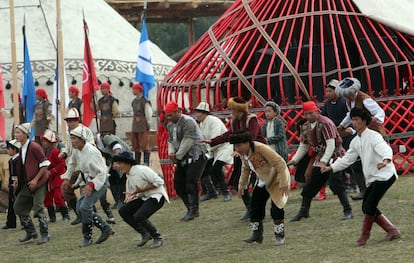 Espectadores animas a sus equipos favoritos en una prueba de los 'World Nomad Games', en Cholpon-Ata (Kirguistán).