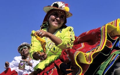 Bailes tradicionales durante el Festival de Urkupina, en Cochabamba (Bolivia).