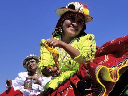 Bailes tradicionales durante el Festival de Urkupina, en Cochabamba (Bolivia).