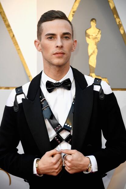 No tenemos claro si el traje del patinador estadounidense Adam Rippon, medalla de bronce en los últimos Juegos Olímpicos de Invierno, es un homenaje a la saga que puso de moda el sadomasoquismo naif ('50 sombras de Grey') o un traje deconstruído que hace un guiño a la cocina molecular al estilo Ferran Adrià.