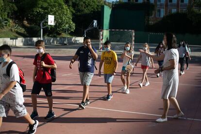 Alumnos del Joanot Martorell de Elspugues de Llobregat se disponen a entrar en el centro escolar.