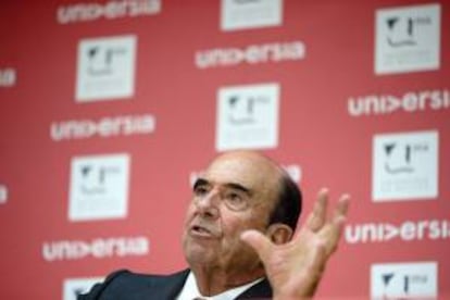 El presidente de Banco Santander y de Universia, Emilio Botín, durante la rueda de prensa ofrecida tras finalizar la XIII Junta General de Accionistas de Universia celebrada hoy en Málaga.