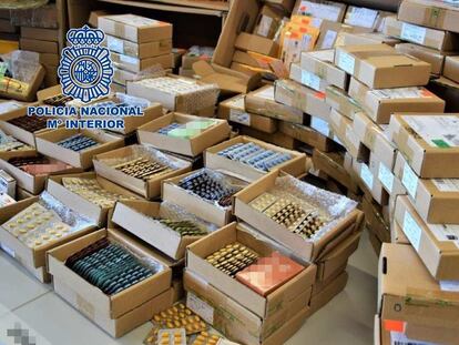 Las cajas con medicamentos ilegales intervenidos en la operación contra la red de distribución criminal internacional.