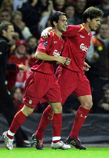 Luis García y Xabi Alonso vuelven hacia su campo tras marcar el primero un gol al Anderlecht.