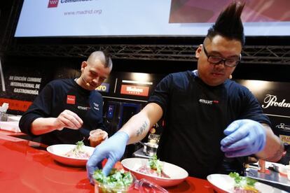 David Muñoz (left) presenting StreetXo at Madrid Fusión.