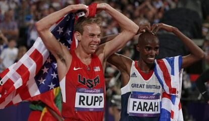 Rupp celebra su plata junto a Farah.