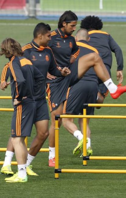 Modric, Casemiro y Khedira en un entrenamiento del Madrid con Benzema y Marcelo.