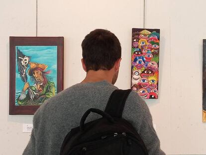 Un hombre vista la exposición de arte del etarra, Jon Bienzobas, en la Casa de la Cultura del Ayuntamiento de Galdakao (Bizkaia). 
