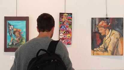 Un hombre vista la exposición de arte del etarra, Jon Bienzobas, en la Casa de la Cultura del Ayuntamiento de Galdakao (Bizkaia). 