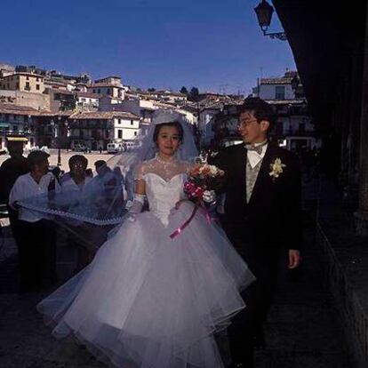 Una pareja de japoneses que eligió el pueblo madrileño de Chinchón para casarse.