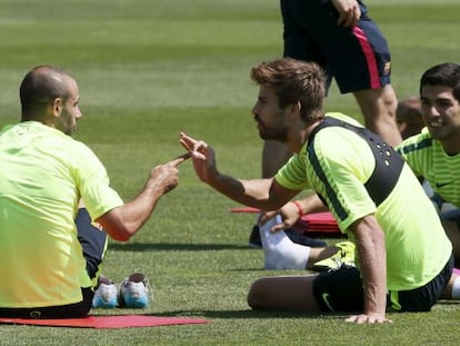 Piqué conversa con Mascherano en un entrenamiento del Barcelona.