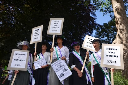 Manifestantes de la organización Extinction Rebellion en la localidad de Falmouth (Cornualles), durante la reunión del G-7, este sábado.