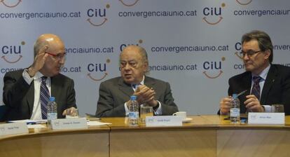 Artur Mas (a la derecha), junto a Jordi Pujol (centro) y Josep Antoni Duran, durante la reunión de la ejecutiva de CiU celebrada este lunes en Barcelona.
