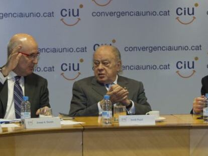 Artur Mas (a la derecha), junto a Jordi Pujol (centro) y Josep Antoni Duran, durante la reunión de la ejecutiva de CiU celebrada este lunes en Barcelona.