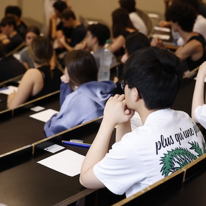 BARCELONA CATALONIA, SPAIN - JUNE 04: Students in a classroom on the first day of the Selectividad exams, at UPF Ciutadella, on June 4, 2024, in Barcelona, Catalonia, Spain. A total of 42,535 students are taking the Selectividad 2024 exams from today until Thursday, June 6, 816 more than in 2023, when there were 41,719, and there is a "record number of students enrolled" for the third consecutive year. This year the previous choice of the language of the tests is repeated, so that on the first day of the Selectividad the applicants fill out a form and choose whether they want to receive the statements in Catalan or Spanish. (Photo By Kike Rincon/Europa Press via Getty Images)