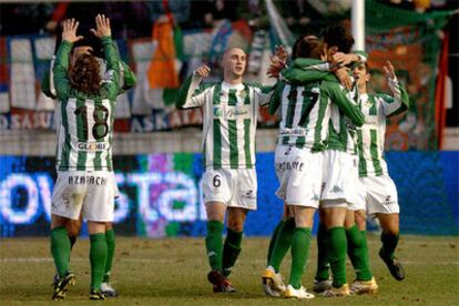 Los jugadores del Betis se abrazan tras la consecución del segundo gol verdiblanco, conseguido por el brasileño Edu.