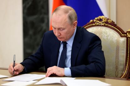 El presidente ruso, Vladímir Putin, en una videoconferencia sobre los incendios en varias regiones del país, el martes en Moscú.