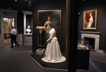 Interior de la exposición 'La moda en la Casa de Alba', en el Palacio de Liria, comisariada por Lorenzo Caprile y Eloy Martínez de la Pera.