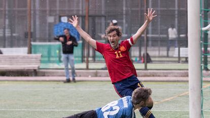 El escritor y periodista Carlos Marañón, tras marcar con La Cervantina un gol a la selección alemana de escritores en el partido disputado en La Chopera del Retiro en junio de 2023.