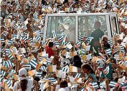 Histórico viaje papal al Caribe, en el que Karol Wojtyla es acogido por el régimen comunista presidido por Fidel Castro. La población de la isla, animada por el propio dirigente, se volcó con el pontífice, quien criticó la falta de libertades pero también lanzó una andanada contra el consumismo occidental. En la imagen, Juan Pablo II en su &#39;papamóvil&#39; aclamado por miles de personas a su llegada a la plaza de Agramonte en Camagüey. (23-01-1998)