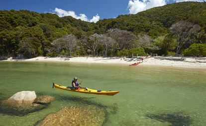 Ruta en kayak en el parque nacional Abel Tasman, en la Isla Sur de Nueva Zelanda.