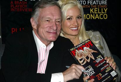 Hugh Hefner y Holly Madison, en 2005 con una revista.