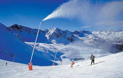 Sistema de nieve artificial en una de las pistas de esquí de Andorra.