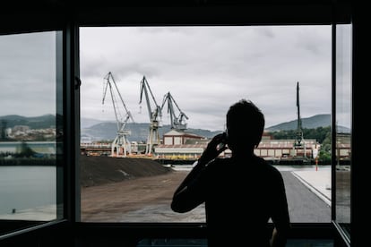 Uribe-Etxebarria observa la ría de Bilbao desde las oficinas de Erandio.