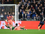 Carlos Forbs anota para el Brujas uno de los goles de la noche ante el Barcelona.